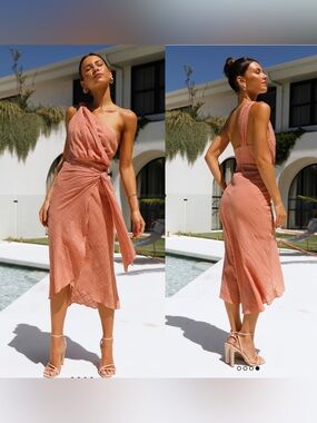 hello molly fool me once midi dress The beautiful @robyn is wedding guest ready in our Fool Me Once Midi Dress   #hellomolly #weddingguest #weddingguestdress
